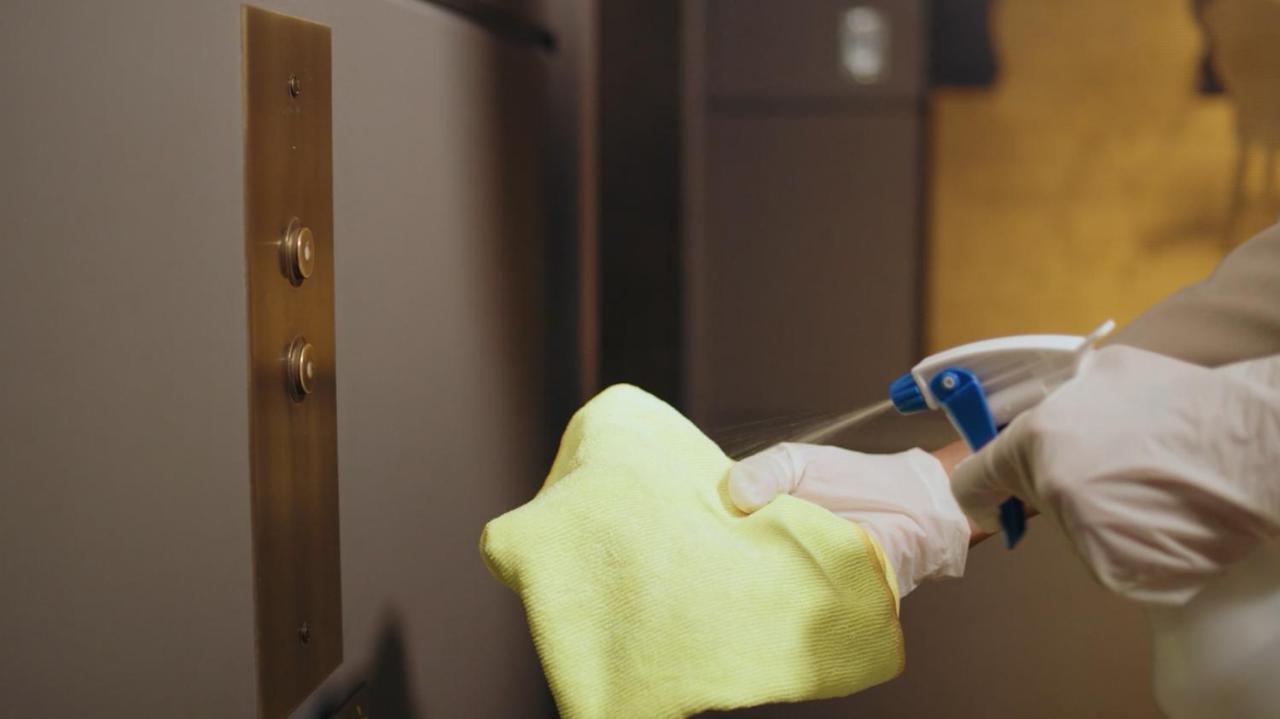 Holiday Inn Mumbai International Airport By Ihg Екстер'єр фото Disinfection of elevator buttons