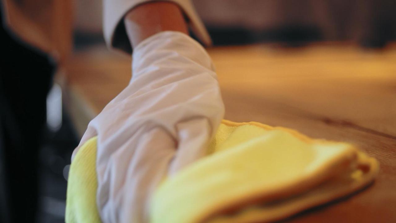 Holiday Inn Mumbai International Airport By Ihg Екстер'єр фото A person receiving a shiatsu massage