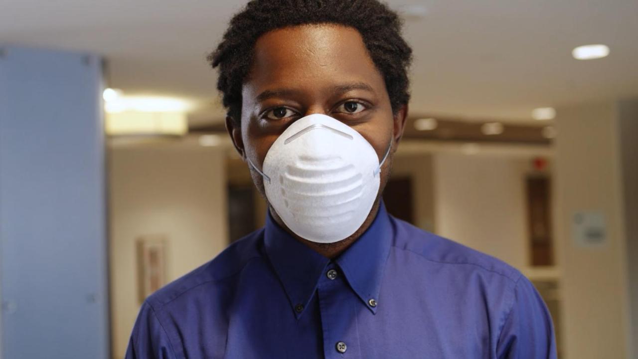 Holiday Inn Mumbai International Airport By Ihg Екстер'єр фото A man wearing a N95 respirator