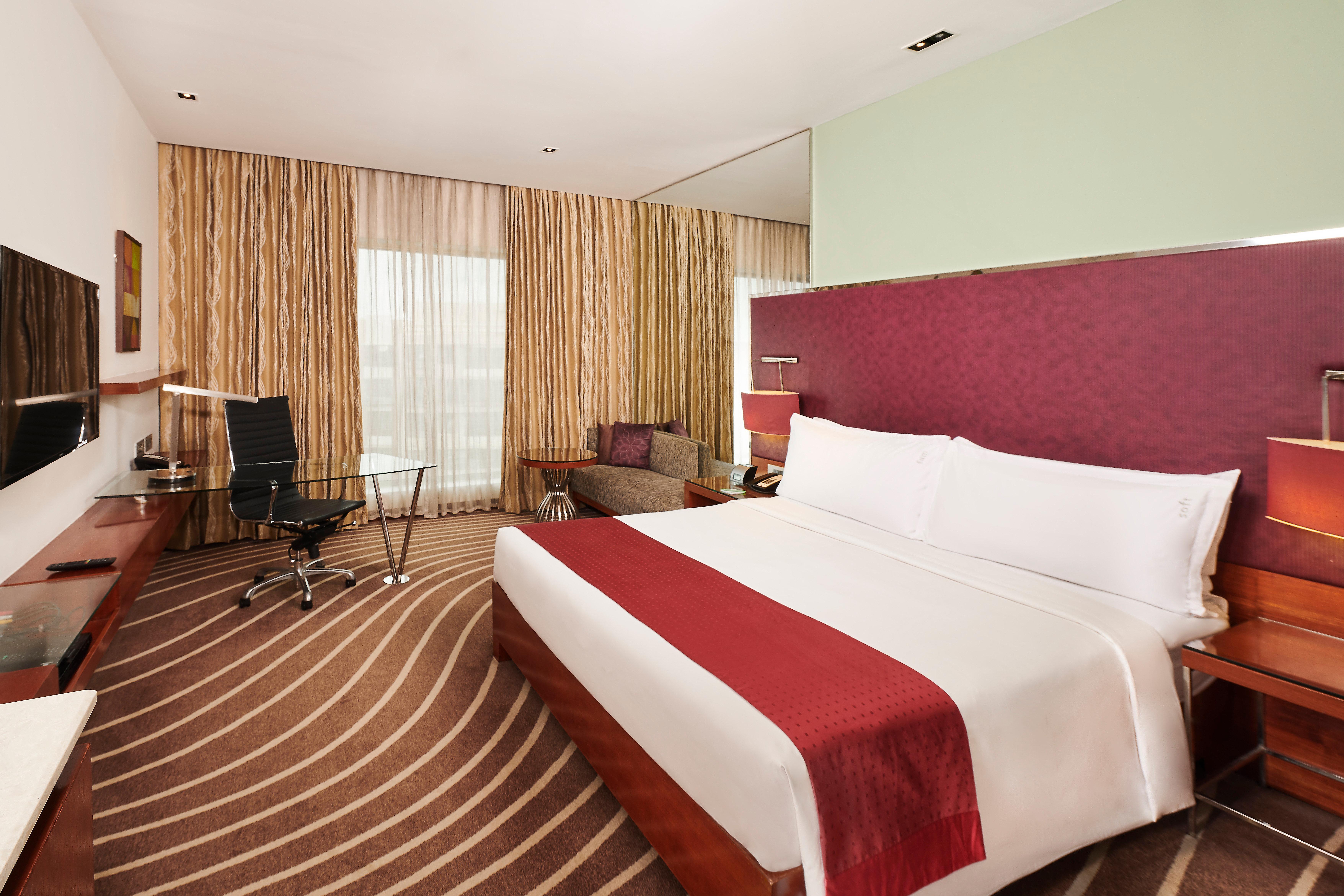 Holiday Inn Mumbai International Airport By Ihg Екстер'єр фото A room at the Crowne Plaza Hotel, Hyderabad