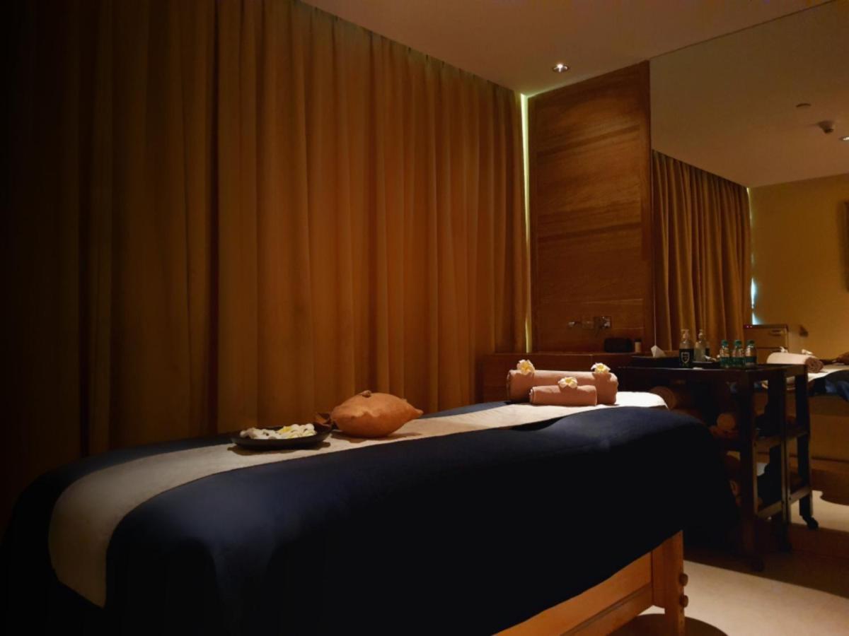 Holiday Inn Mumbai International Airport By Ihg Екстер'єр фото A massage bed