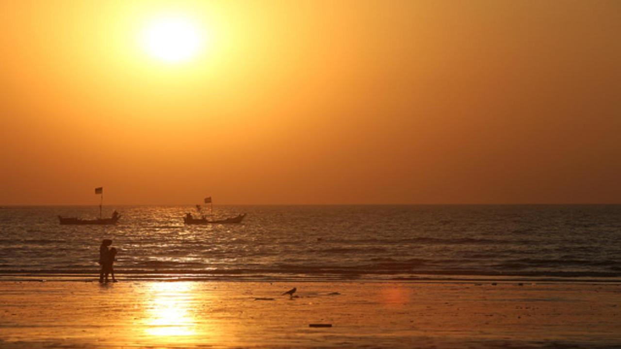 Holiday Inn Mumbai International Airport By Ihg Екстер'єр фото Sunset at the beach