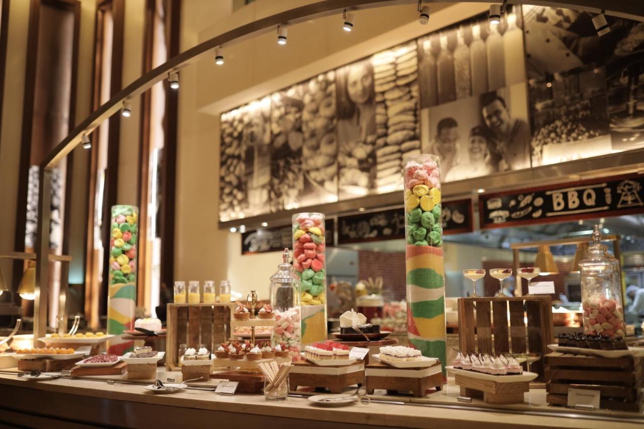 Holiday Inn Mumbai International Airport By Ihg Екстер'єр фото The buffet at the lobby