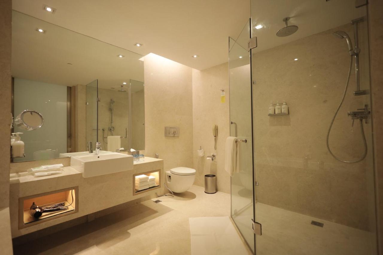 Holiday Inn Mumbai International Airport By Ihg Екстер'єр фото A modern bathroom